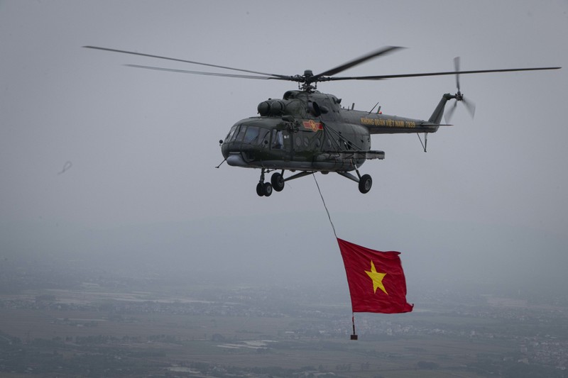 Biên đội trực thăng mang theo cờ Tổ quốc Biên đội trực thăng mang theo cờ Tổ quốc